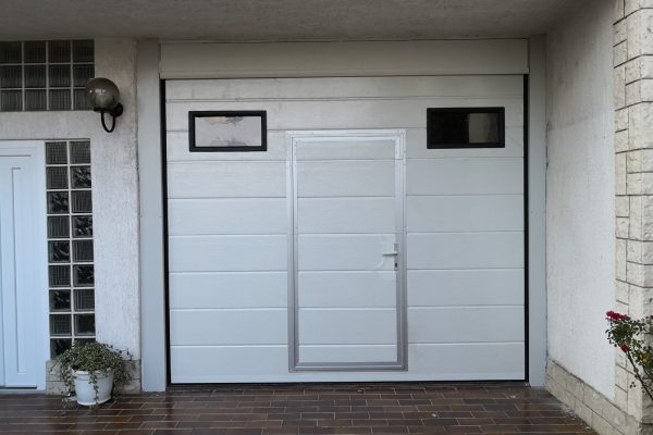 garažna vrata uzorak jedna crta bijela sa vrata u vratima i 2 plexi prozora