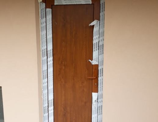 pvc ulazna vrata za stan panel ispuna zlatni hrast salamander bluevo 82