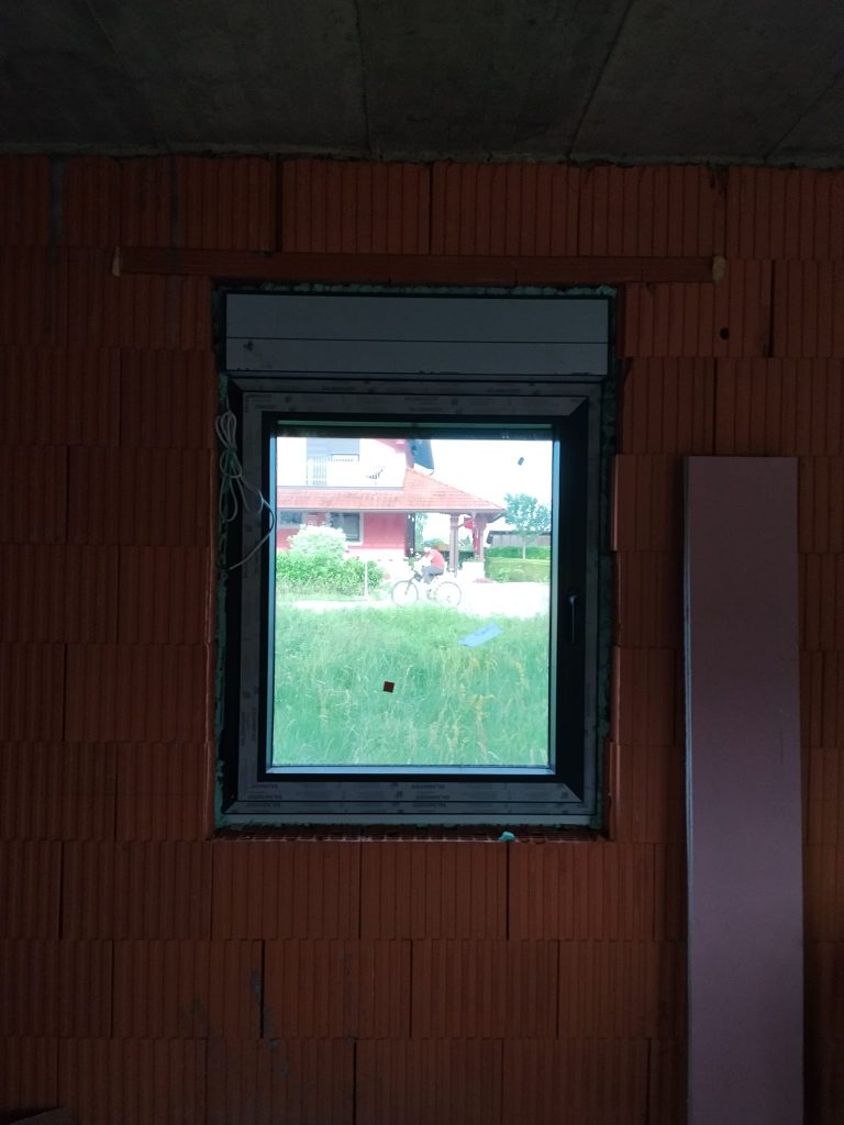 Jednokrilni lijevi prozor sa roletom unutarnja kutija na el upravljanje tipkalo salamander bluEVO 82 MD antracit
