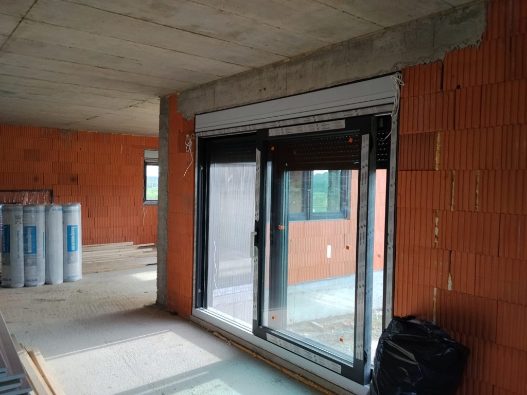 Podizno klizna HST stijena sa plisse komarnikom i roletom na el upravljanje tipkalom antracit