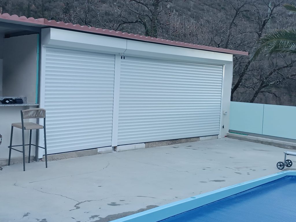 rolo garažna vrata sa kutijom i kurblo bijela na bazenu umag