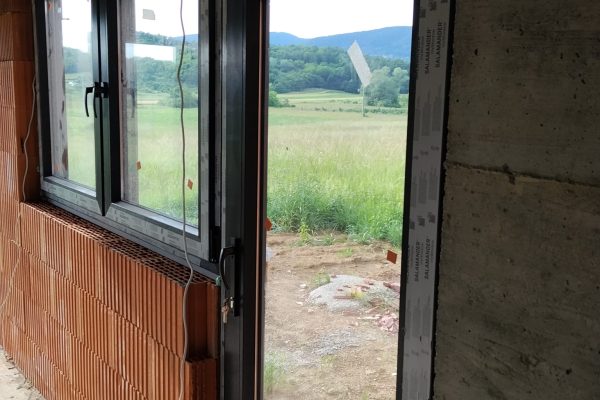 Balkonska vtrata na plitku kvaku sa ključem spojena sa dvokrilnim prozorom i roletama na el. upravljanje tipkalo
