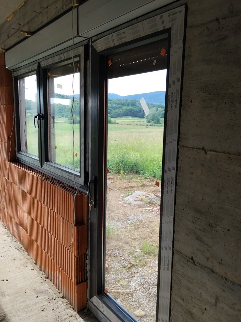Balkonska vtrata na plitku kvaku sa ključem spojena sa dvokrilnim prozorom i roletama na el. upravljanje tipkalo